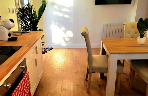 Menesplet Apartamento | Oasis, and its inflatable boat