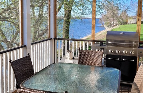 Saint-Denis-sur-Richelieu Casa | Oasis on the Richelieu with flamboyant sunsets.