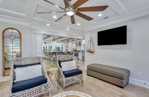 Demere Park Casa | Oasis Cottage! New Heated Pool & Spa, Backyard Tropical Oasis, Close to beaches! Dog Friendly!
