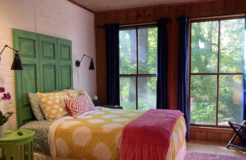 Kabrich Crescent Casa | Oasis in Blacksburg. Walk to VT. Artful decor, trails, huge yard w/ fire pit.