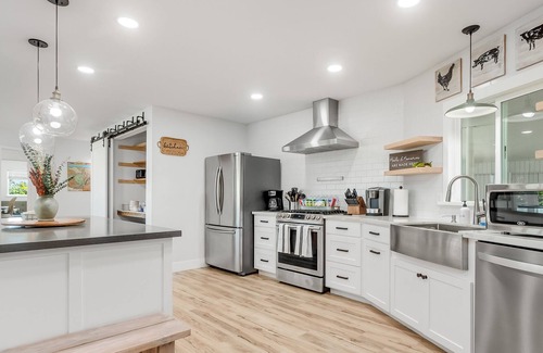 Clovis Casa | Oasis in ❤️ of Clovis w/ pool, jacuzzi & pool table