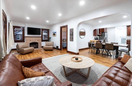 Downtown Salt Lake City Apartamento | Oasis in the City - Hot tub, Pool table, Koi Pond