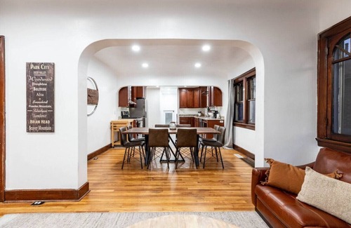 Downtown Salt Lake City Apartamento | Oasis in the City - Hot tub, Pool table, Koi Pond