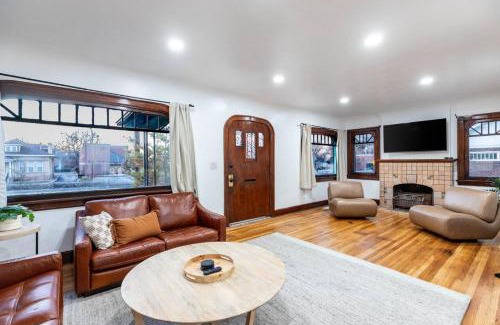 Downtown Salt Lake City Casa | Oasis in the City Hot tub, Pool table, Koi Pond