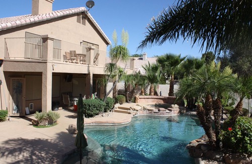Superstition Springs Casa | Oasis en el desierto! Piscina, jacuzzi, putting chipping green, bar al aire libre.