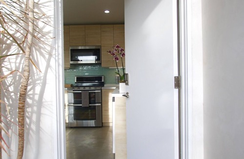 Hollywood Dell Apartamento | Ubicación privilegiada de HOLLYWOOD: lujoso oasis con piscina y spa a minutos de las atracciones.