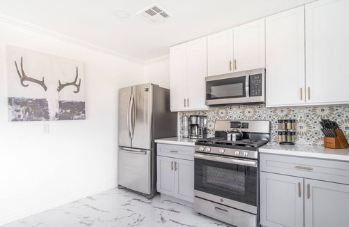 Joshua Tree Casa | Oasis🌵in the❤️of Joshua Tree + Gym + Hot Tub + Tesla⚡️+ pond and waterfall