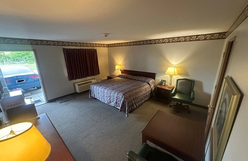 Paris Hotel | Oasis Inn Kenosha