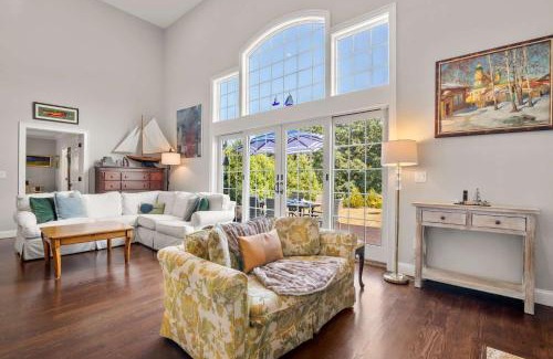 Orleans Casa | Oasis near beach Pool large yard and airy kitchen