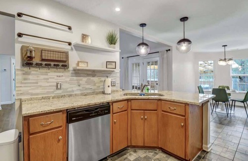 Pooler Casa | Oasis near Savannah | Lakefront Retreat + Game roo