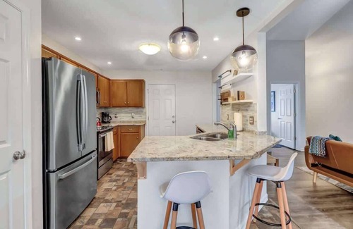 Pooler Casa | Oasis near Savannah | Lakefront Retreat + Game roo