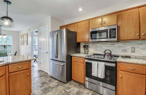 Pooler Casa | Oasis near Savannah | Lakefront Retreat + Game roo