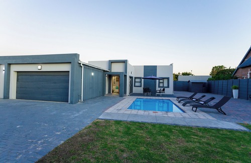 Bloubergstrand Casa | A boutique holiday style accommodation ( Villa )