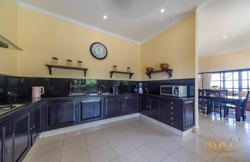 Banjartegehe Villa | Oasis of Luxury and Lush Tropical Gardens!
