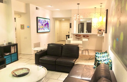 Palm Springs Condominio | **** OASIS Resort Remodeled Modern Condo con 8 PISCINAS, 9 jacuzzis y tenis. ****