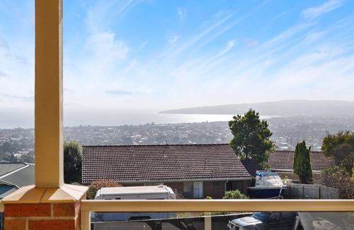 Dromana Casa | Oasis Views - Beautiful Holiday House , Pet Friendly just minutes from Dromana foreshore