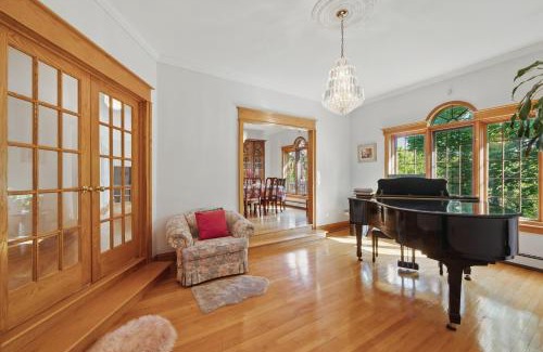 Dartmouth Casa | OatHillLakeSide suit