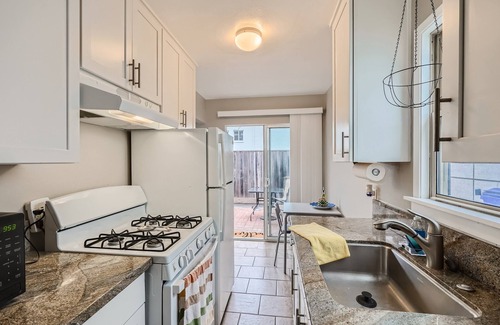 Ocean Beach Cabaña | OB Cottage w outdoor patio / 3 min to the beach