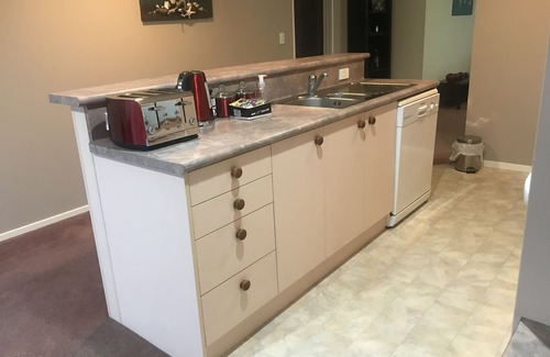 Paraparaumu Casa | Observation House, two bedroom house, close to shops, beach and eateries.
