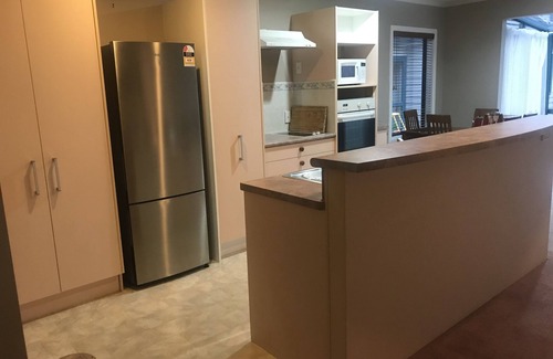 Paraparaumu Casa | Observation House, two bedroom house, close to shops, beach and eateries.