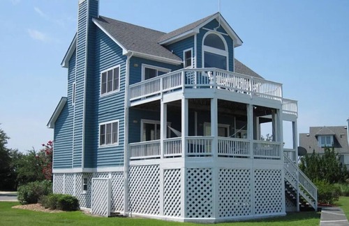 Manteo Casa | Gran casa de vacaciones en Pirate's Cove Marina con 55 pies. ¡Espacio en el muelle detrás de casa!