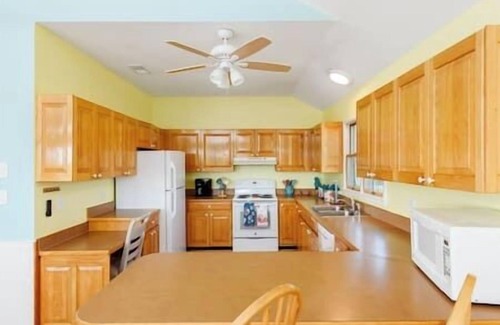 Waves Casa | OBX Pool Beachfront Hot Tub 5Bed Volleyball Arcade