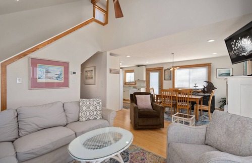 Nags Head Casa | OBX soundfront, private pier, 5 min to beach, easy to kayak & paddleboard