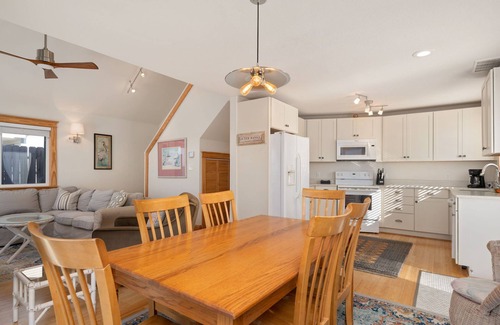 Nags Head Casa | OBX soundfront, private pier, 5 min to beach, easy to kayak & paddleboard