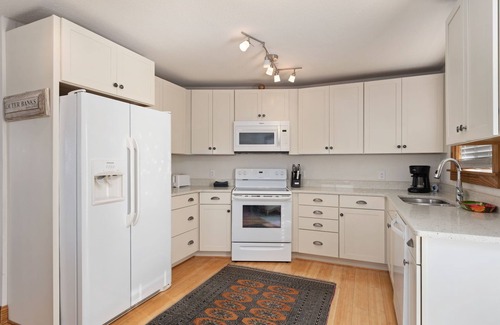Nags Head Casa | OBX soundfront, private pier, 5 min to beach, easy to kayak & paddleboard