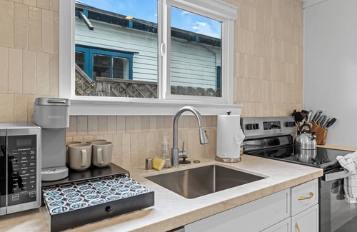 Ocean Beach Cabaña | Ocean Beach-Central-Sleeps 5-Steps2Beach-Laundry-Parking for two