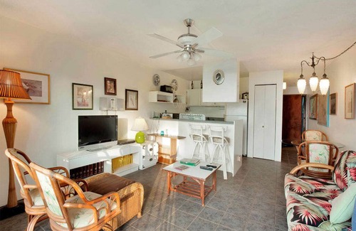 Kaunakakai Condominio | ¡Felicidad del Océano Pacífico! Lanai, cocina completa, ventiladores de techo, televisión por cable - Molokai Shores 203