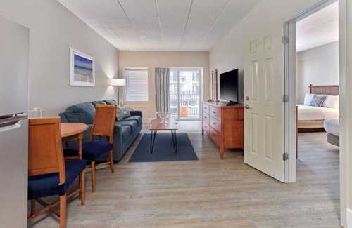 Rehoboth Beach Hotel | Ocean block 1 bedroom on the boardwalk in Rehoboth Beach. Elevator- Free Parking