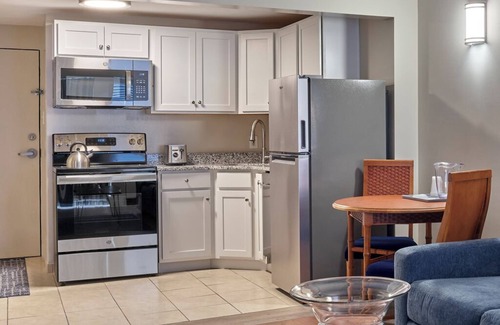 Rehoboth Beach Hotel | Ocean block 1 bedroom on the boardwalk in Rehoboth Beach. Elevator- Free Parking