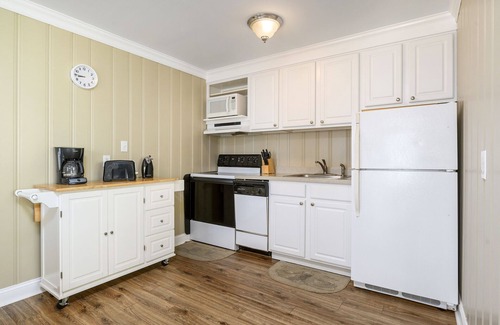 Midtown Ocean City Cabaña | Ocean block cottage nestled steps away from OC shoreline FREE LINENS