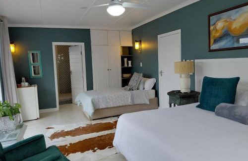 Umhlali Beach Casa | Ocean Blue Suite - Villa Roc Guesthouse
