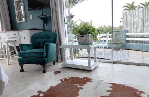Umhlali Beach Casa | Ocean Blue Suite - Villa Roc Guesthouse