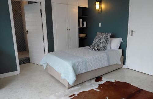 Umhlali Beach Casa | Ocean Blue Suite - Villa Roc Guesthouse