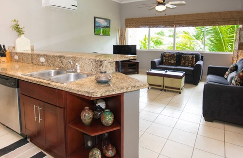 Playa Hermosa Condominio | Ocean Breeze - Condominio moderno en el segundo piso, 3 piscinas, 5 minutos a pie de playa