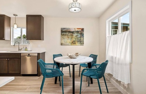 Carpinteria Apartamento | Ocean Breeze, a recently renovated, modern apartment blocks from the beach!
