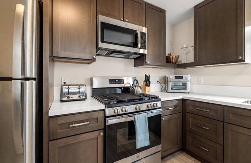 Carpinteria Apartamento | Ocean Breeze, a recently renovated, modern apartment blocks from the beach!