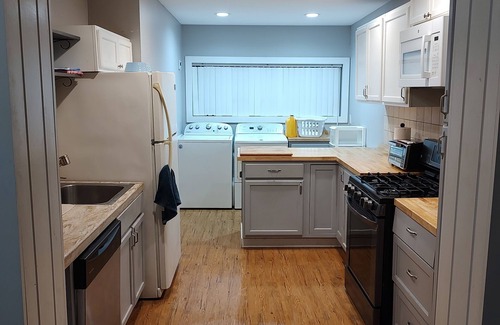 San Pedro Apartamento | OCEAN BREEZE!Furnished 2/1 Pt Fermin.Pets,fenced yard,WD,Assigned parking+street