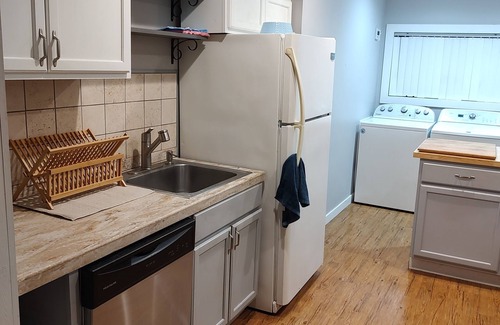 San Pedro Apartamento | OCEAN BREEZE!Furnished 2/1 Pt Fermin.Pets,fenced yard,WD,Assigned parking+street