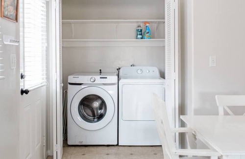 Coastal San Pedro Casa | Ocean Breezey * Gated Front Yard * Washer Dryer * AC