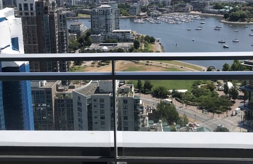 Granville Island Apartamento | Ocean/city/mountain view /AC/free parking/1 BR