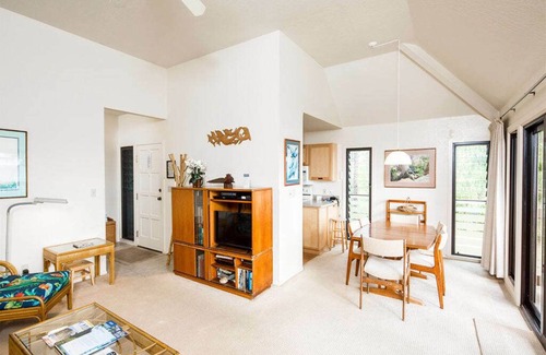 Lihue Condominio | Ocean Edge Bliss con decoración isleña, facilidad de cocina, lanai, pantalla plana, WiFi – Kaha Lani 327