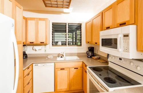 Lihue Condominio | Ocean Edge Bliss con decoración isleña, facilidad de cocina, lanai, pantalla plana, WiFi – Kaha Lani 327