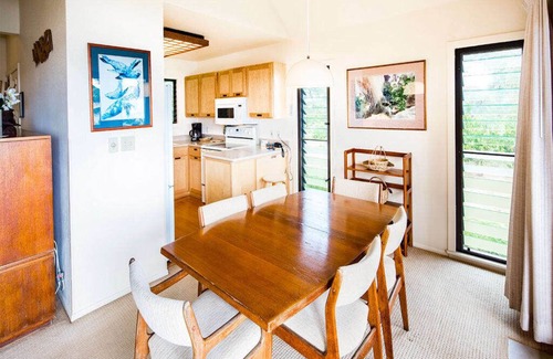 Lihue Condominio | Ocean Edge Bliss con decoración isleña, facilidad de cocina, lanai, pantalla plana, WiFi – Kaha Lani 327