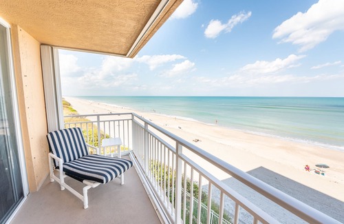 Indian Harbour Beach Condominio | Ocean front corner unit with quiet beach