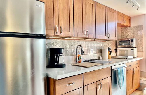 Ewa Casa | Ocean front 1-bedroom house, good location with AC, WiFi