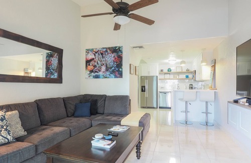 Bodden Town Apartamento | Ocean front 2 bedroom condo with pool